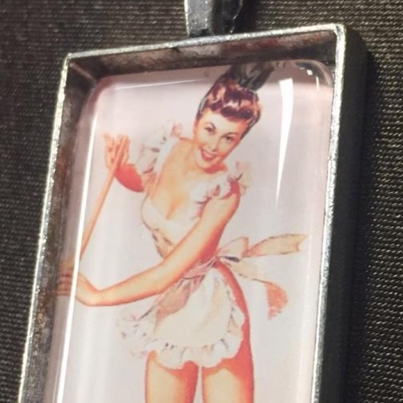 Pin up necklace - Picture 4 of 5
